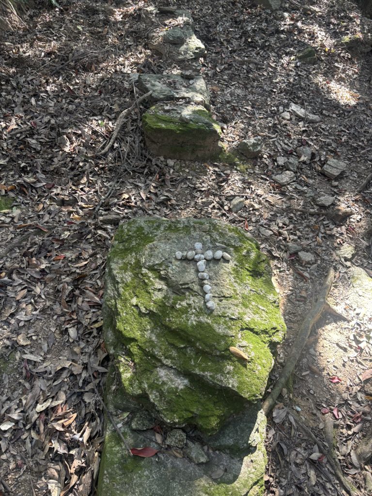サン・ジワン枯松神社　墓石　十字架　