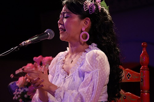 森薫里が歌っている写真