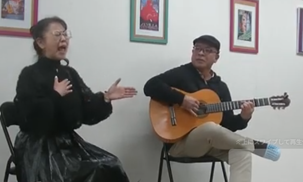 森薫里といまだひろしが演奏している写真